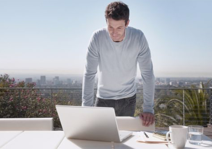 foto UCaaS, trabajar desde cualquier lugar con un sistema todo en uno que ahorra costes.